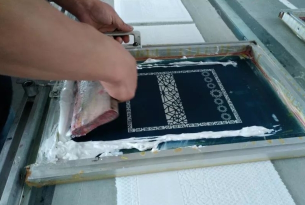 W37-T水性耐高溫立體金油：為高端絲印厚板打底而生的“立體骨架”